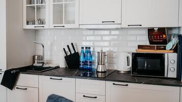 Réfrigérateur, micro-ondes, plaque de cuisson, lave-vaisselle