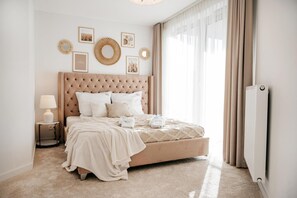 1 habitación, tabla de planchar con plancha y cuna de viaje 
