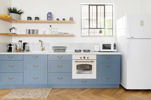 Kühlschrank, Mikrowelle, Ofen, Herdplatte