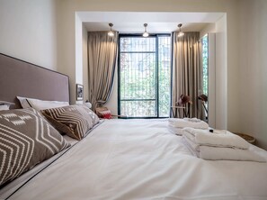 2 bedrooms, iron/ironing board, WiFi, bed sheets - An Island of Peace in the Heart of Tel Aviv (Tel Aviv-Yafo)