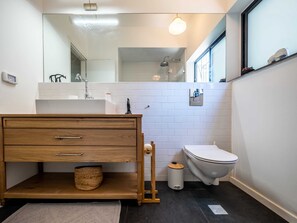 Shower, hair dryer, towels - An Island of Peace in the Heart of Tel Aviv (Tel Aviv-Yafo)