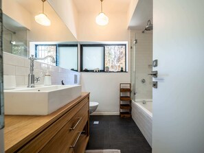 Shower, hair dryer, towels - An Island of Peace in the Heart of Tel Aviv (Tel Aviv-Yafo)