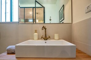 Regadera y secadora de cabello 