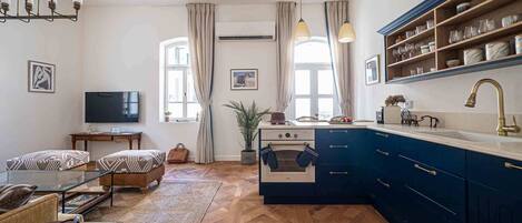 Réfrigérateur, four à micro-ondes, un four, surface de cuisson