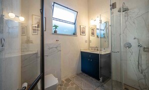 Dusj, hårføner og håndklær