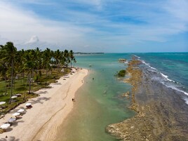 Na praia, areia branca 