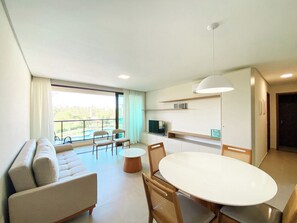 Apartment | Living room | 40-inch TV with satellite channels - Reserva dos Carneiros - Pé na areia (Tamandaré)