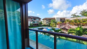 Un hôtel doté d’une piscine, de plusieurs bâtiments et offrant une vue sur un ciel dégagé.