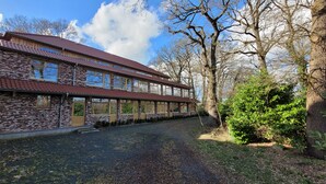 A two-story brick building with large windows and a red-tiled roof. - Hotel Lethehof (Wardenburg)