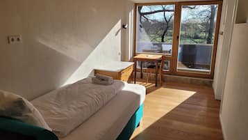 Comfort-Einzelzimmer | Individuell dekoriert, individuell eingerichtet, Schreibtisch