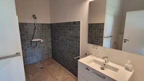 Basic Double Room | Bathroom | Shower, hair dryer, towels, soap - Hotel Lethehof (Wardenburg)