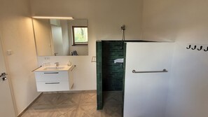 Comfort Double Room | Bathroom | Shower, hair dryer, towels, soap - Hotel Lethehof (Wardenburg)
