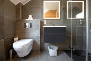 Apartment | Bathroom | Separate bathtub and shower, free toiletries, hair dryer, towels - Palatial home in-home Sauna Big Yard (Dippach)