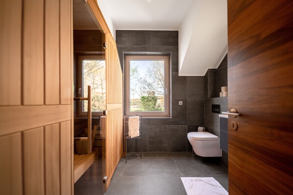 Apartment | Bathroom | Separate bathtub and shower, free toiletries, hair dryer, towels - Palatial home in-home Sauna Big Yard (Dippach)