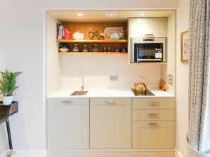 Cookware/dishes/utensils