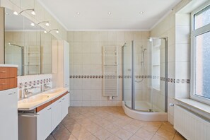 Apartemen | Kamar mandi | Bathtub dan shower terpisah dan perlengkapan mandi gratis