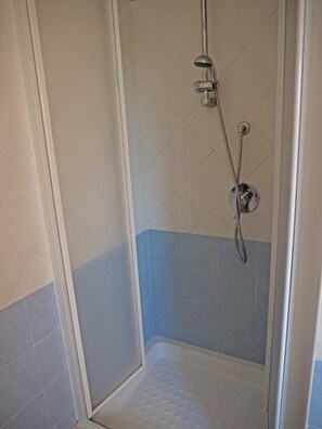 Doccia, bidet, carta igienica