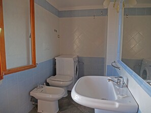 Shower, bidet, toilet paper - Porto Ottiolu rentals residence fiorito (Porto Ottiolu)