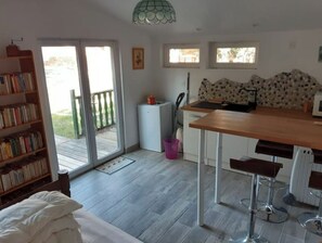 1 dormitori, un bressol de viatge, wifi gratuïta i roba de llit 