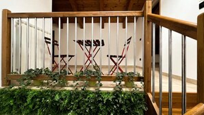 A wooden staircase with a metal railing, leading to a room with a white wall and a wooden ceiling. - ⭑ ⭑ ⭑ ⭑ Elegant apartment with whirlpool and gymnasium (Silvi)
