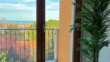 3 camere, una scrivania, ferro/asse da stiro, lenzuola