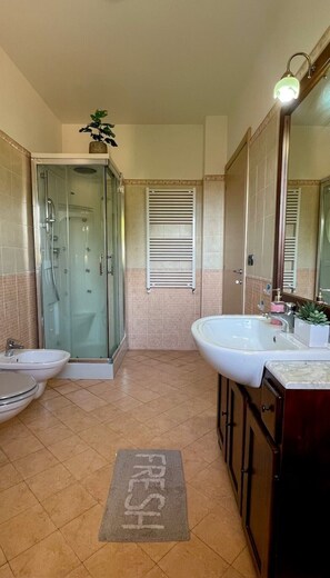 Douche, sĂšche-cheveux, bidet, serviettes fournies