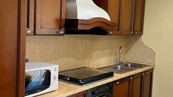 Frigorifero, microonde, forno, piano cottura