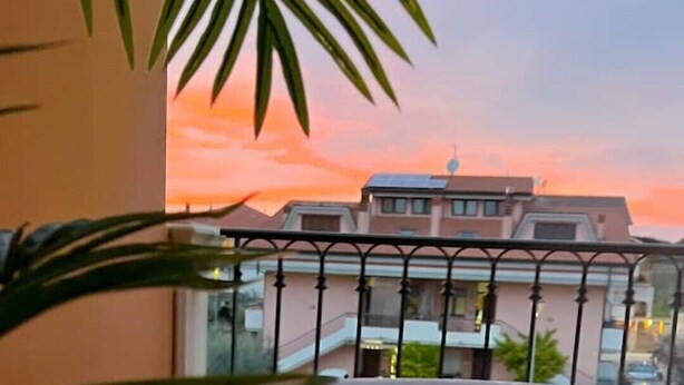 A hot tub with a view of buildings and a sunset. - ⭑ ⭑ ⭑ ⭑ Elegant apartment with whirlpool and gymnasium (Silvi)