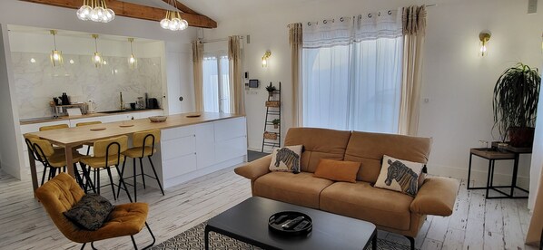 TV connectée, livres, médiathèque