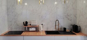 Réfrigérateur, micro-ondes, four, plaque de cuisson