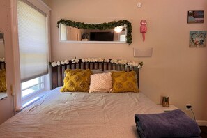 4 quartos, escrivaninha, ferros/tábuas de passar roupa, berço de viagem