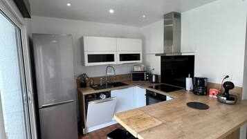 Réfrigérateur, micro-ondes, four, plaque de cuisson