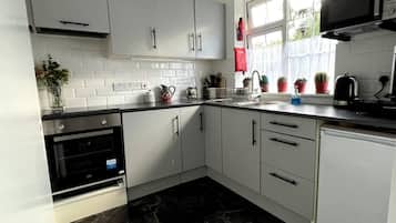 Apartemen | Dapur pribadi | Lemari es, microwave, oven, dan kompor