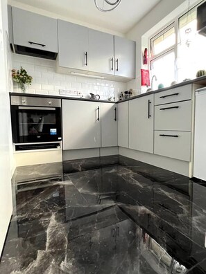 Appartement | Cuisine privée | Réfrigérateur, four à micro-ondes, un four, surface de cuisson