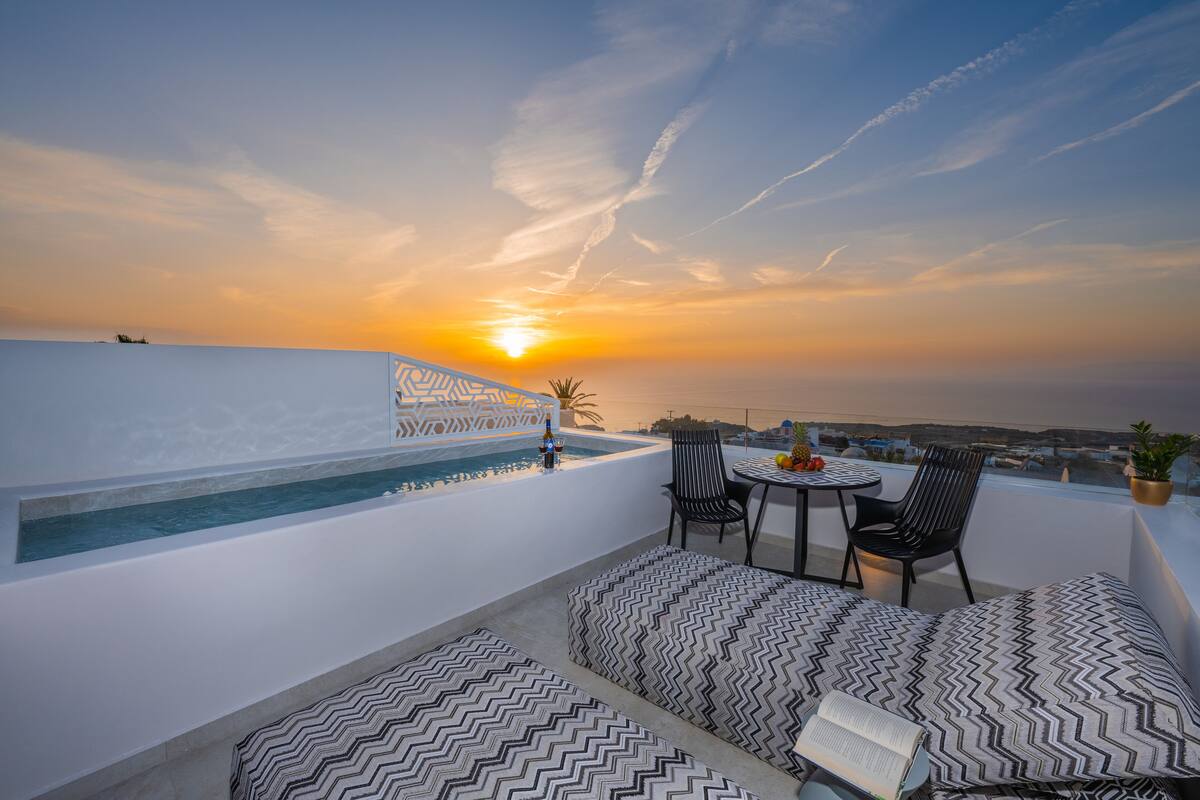 Terraza en la azotea con piscina, zona de estar y una mesa con sillas.