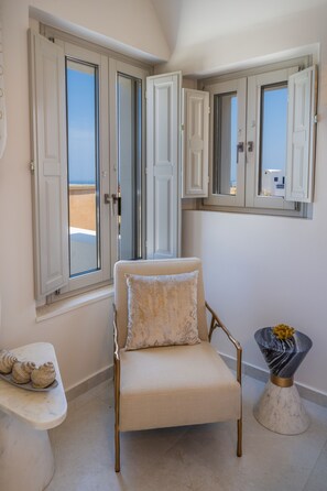 Mystic Suite | Egyptian cotton sheets, premium bedding, Select Comfort beds, minibar - La Madeleine (Santorini)