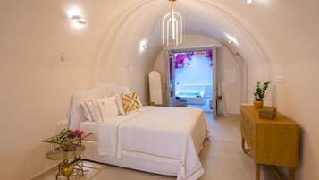 Traditional Cave Suite | Egyptian cotton sheets, premium bedding, Select Comfort beds, minibar