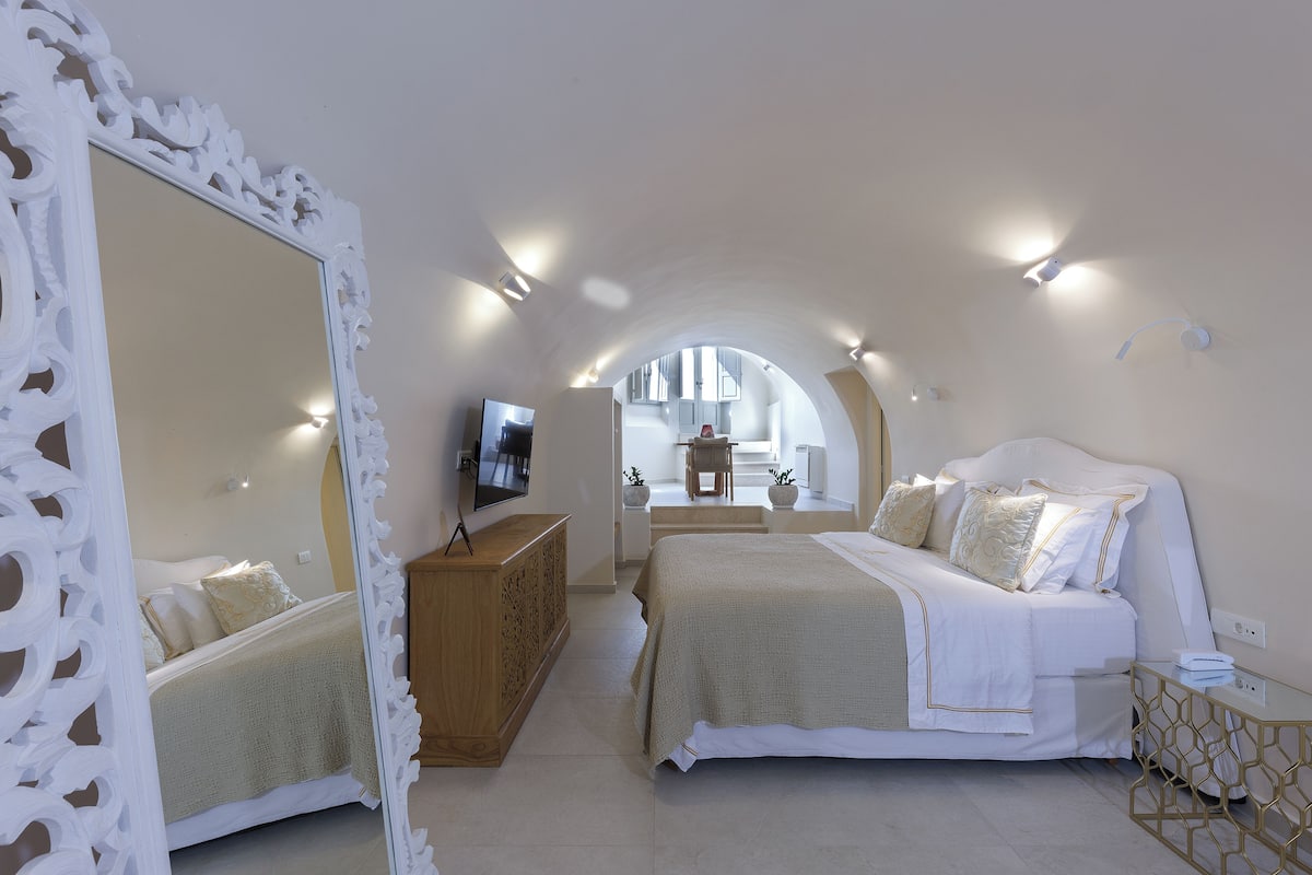 Romantic Cave Suite | 1 bedroom, Egyptian cotton sheets, premium bedding, Select Comfort beds