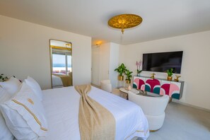 Honeymoon Suite | Egyptian cotton sheets, premium bedding, Select Comfort beds, minibar - La Madeleine (Santorini)