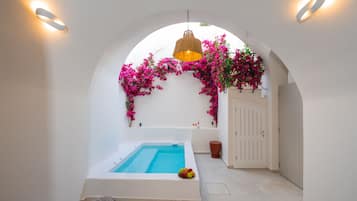 Traditional Cave Suite | Courtyard view