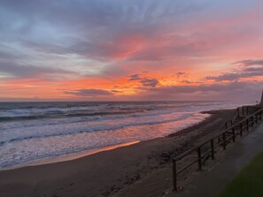 Playa en los alrededores y toallas de playa 