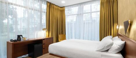 Caja de seguridad en la habitación y escritorio