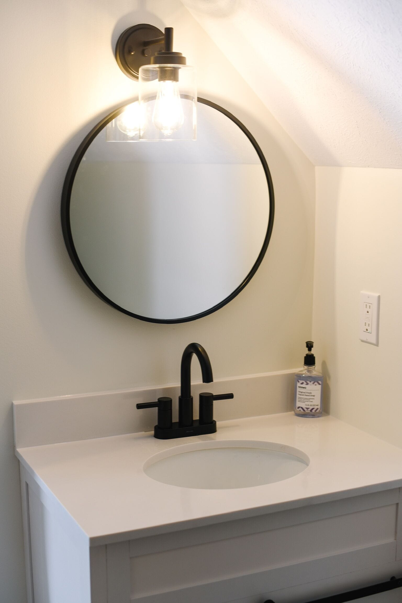 Regadera, secadora de cabello, toallas, jabón 