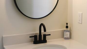 Regadera, secadora de cabello, toallas, jabón