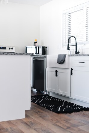 Private kitchen - Newly Renovated Waterfront Cabin (Drummond)