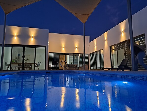 Una piscina al aire libre, una piscina climatizada