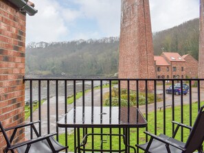 Outdoor dining - 3 bedroom accommodation in Whitby (Whitby)