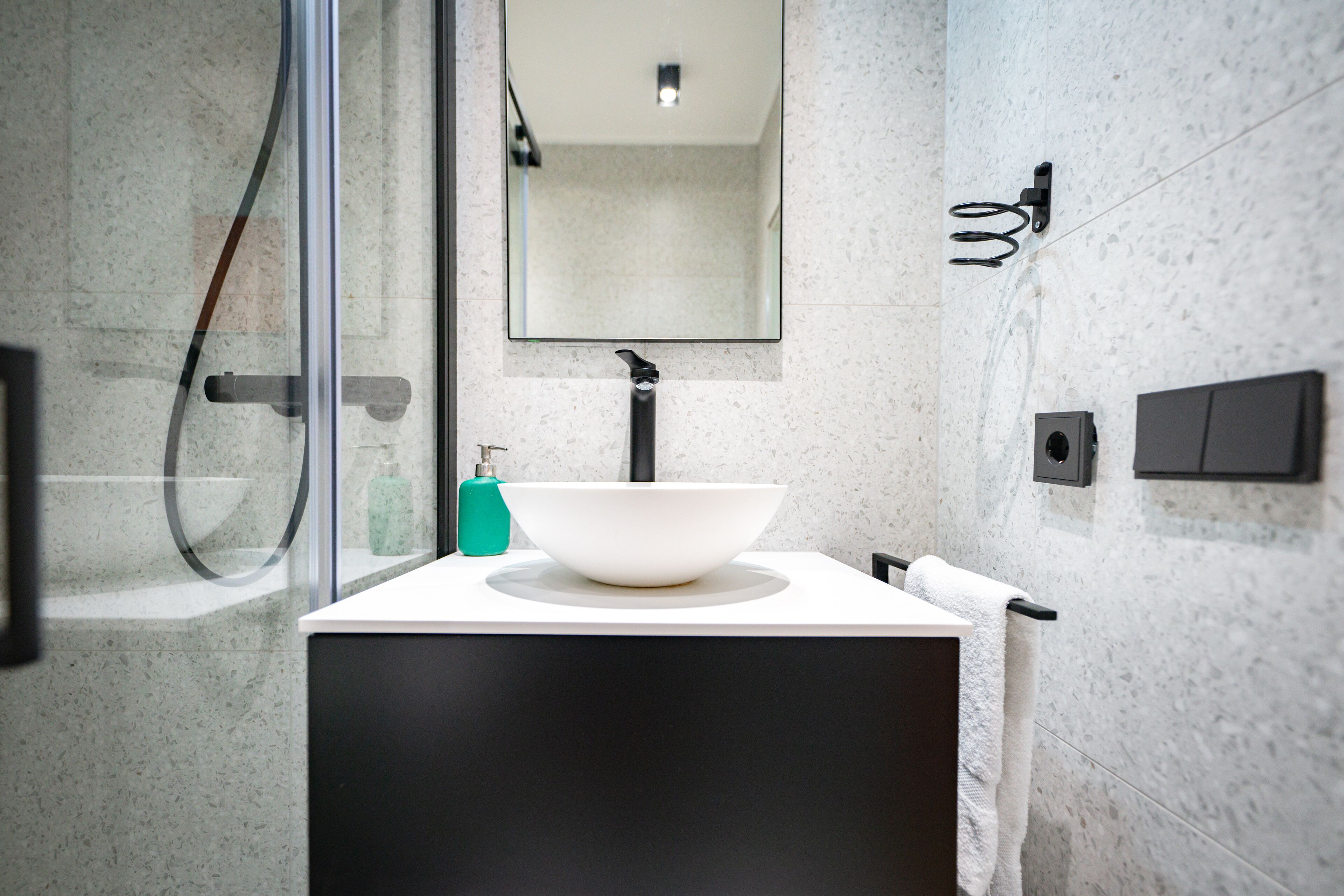 Studio | Salle de bain | Douche, sèche-cheveux, serviettes fournies