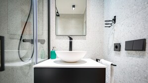 Studio | Bathroom | Shower, hair dryer, towels - Ideal for any traveler 15min walk City (Luxembourg City)
