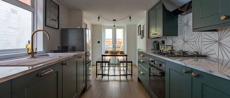 冷蔵庫、電子レンジ、オーブン、コンロ